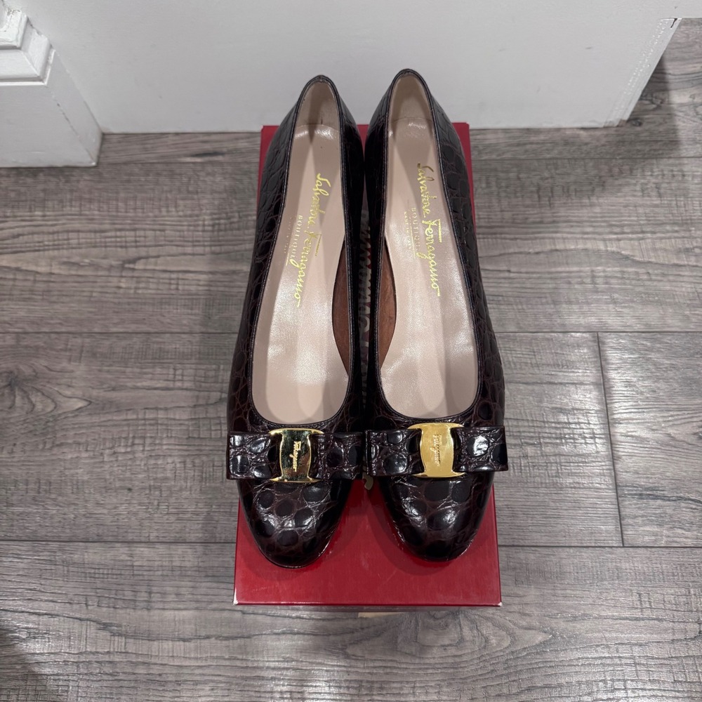 Salvatore Ferragamo Vara Brown Croc Embossed Leather Bow Pumps 8.5 B DL 46829